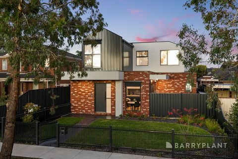 Meticulously crafted, exuding modern sophistication and low maintenance appeal, this contemporary three bedroom, two bathroom residence features luxurious design, a northerly oriented courtyard, and quality inclusions, and is conveniently zoned to St...
