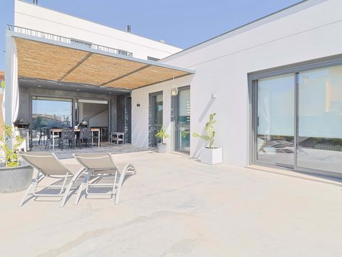 Welcome to this impressive property in Corçà, in the beautiful region of Baix Empordà! This captivating four-sided house, built in November 2021, offers an unparalleled living experience. Situated on a 892m2 plot, this newly constructed residence is ...