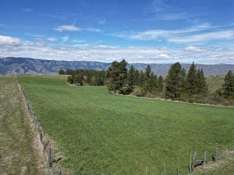 Discover a breathtaking 29.96-acre paradise in the heart of Idaho's natural beauty! This pristine landscape boasts wooded areas, rolling terrain, and stunning views, creating a haven for wildlife like deer, elk, and bear. It's an exceptional opportun...