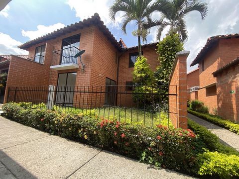 Condominium in Ciudad Jardín, EXCELLENT OPPORTUNITY, SOUTH CALI, 5 bedrooms, dining room that is integrated into a beautiful garden, 4 bathrooms, office area, maid's room with bathroom, double covered garage in parallel. Condominium with children's g...
