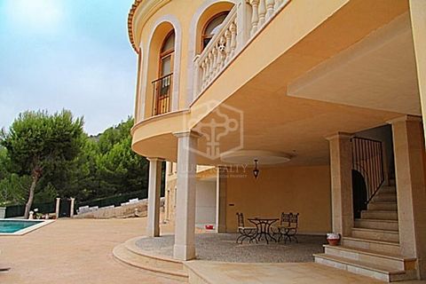 Spectacular Mediterranean house in an excellent location in Paguera, tranquil tourist town in the southwest of Mallorca. The property was built in 2011 on a plot of 2.000 sqm and has a well-kept garden, swimming pool, and patio with barbecue zone. Th...