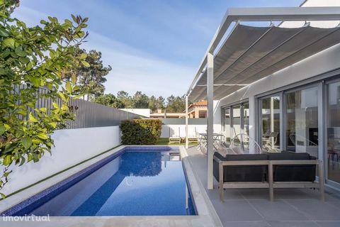 This elegant and modern almost new 4 bedroom villa is located in Vila Nogueira de Azeitão, on the edge of the Serra da Arrábida, close to the vineyards of Bacalhoa and José Maria de Fonseca. It is only 15 minutes from the Bay of Setúbal and the famou...