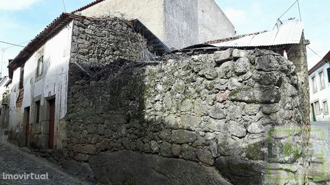 Stone house to remodel, located in the village of Tinalhas in Castelo Branco. Urban article with implantation area of 130m3, with two floors, and a total area of 184m2. Electricity, piped water from the mains and sewers to the door. 10 minutes just f...