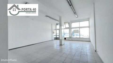 Loja com 82 m2, com wc e espaço para arrumos. Estacionamento publico na frente de loja. Localizada junto ao Mercado de Fátima.