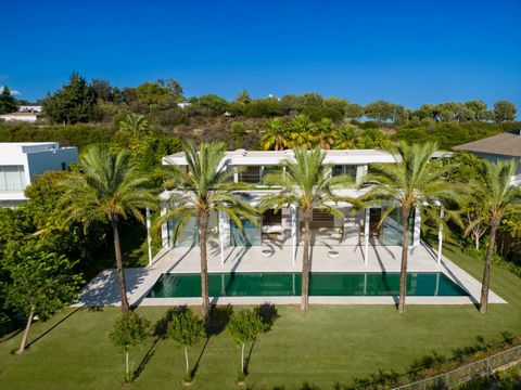 EXCLUSIVA VILLA DE LUJO DE NUEVA CONSTRUCCIÓN EN FINCA CORTESÍN, CASARE Esta impresionante villa es el epítome de la vida de lujo junto al golf. Meticulosamente diseñada por los renombrados arquitectos Vicens & Romans, esta opulenta residencia es una...