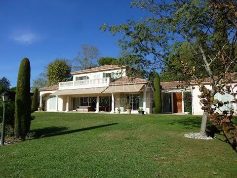 Located in a most residential area of Mougins, close to international schools, magnificent contemporary villa with 8 rooms, composed on one level: entrance, magnificent living room with fireplace of 56 sqm, large equipped kitchen, master bedroom with...