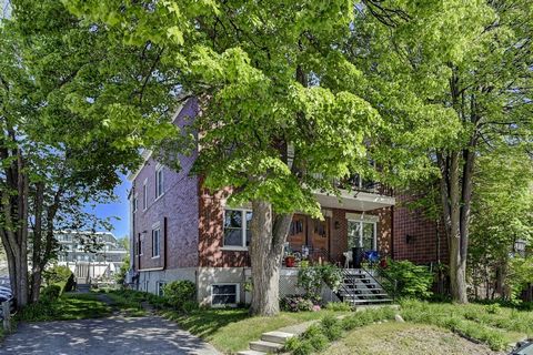 Triplex for sale in Ste-Foy. Contains 2 4 1/2 dwellings upstairs, a 6 1/2 on the ground floor with basement (possibility of having a 4 1/2 in the basement). Potential annual revenue of +-41,500. Perfect for homeowner or investor. Close to all service...