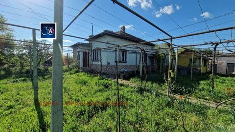 ''Adresse'' Immobilien bietet ein Haus im Dorf Yasen, an der Hauptstraße Pleven-Sofia. Durch die Lage der Hauptstraße ist der Zugang zu verschiedenen Annehmlichkeiten einfach, während die Gemütlichkeit und Ruhe der ländlichen Umgebung erhalten bleibt...