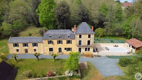 Ensemble de caractère, à quelques minutes de Sarlat, composé d'une magnifique maison bourgeoise entièrement rénovée sur 3 niveaux, 2 gîtes de 2 et 3 chambres rénovés, dépendances dont une grange en pierre de 380 m². Dans une commune avoisinante de Sa...