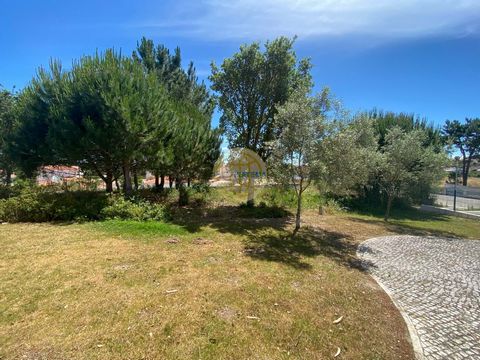 Located in Caldas da Rainha. Plot of land for sale - Nadadouro Located in an urbanization with all infrastructures. Nice views. A short distance from the city and beach of Foz do Arelho. Construction area allowed: - Implantation area: 292m2; - Gross ...
