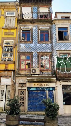 Prédio localizado no coração da cidade do Porto, na Rua Santa Catarina, uma das principais artérias comerciais da cidade, conhecida por sua movimentação e comércio diversificado, o que a torna uma localização estratégica para este investimento imobil...