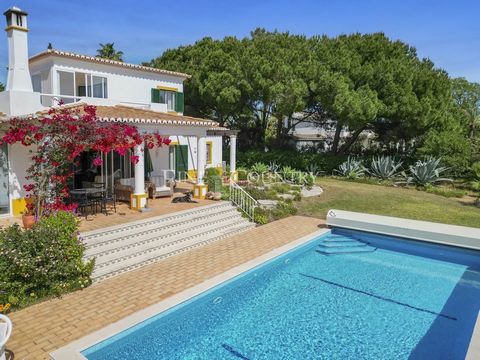 Detached 2-bedroom villa with private pool and a built area of 226,65m2 set on a large plot of 3.264m2 landscaped and mature gardens. Located in one of the best residential areas of Carvoeiro. Faro airport is just a 45-minute drive away. The villa fe...