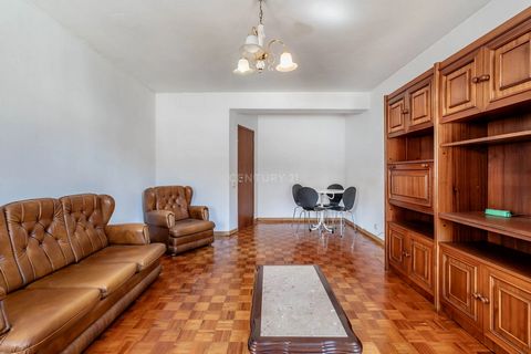 Apartamento T2 localizado na zona da Quinta da Palmeira em Albufeira. Com cerca de 82 m2 de área total, este apartamento é composto por hall de entrada, sala de estar, cozinha independente com despensa, dois quartos amplos e uma casa de banho. Situad...