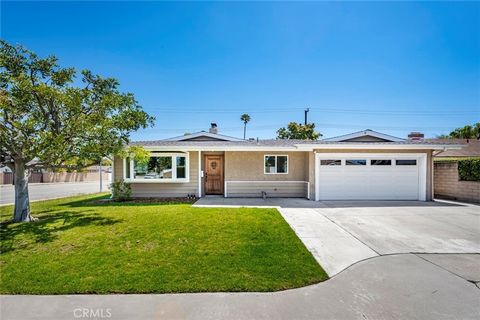 Welcome to 3232 Colorado Pl where you will be thrilled with what awaits. Located on a quiet Cul-de-Sac, this beautiful residence boasts 4 BR & 2 BA & 1637 SqFt! It's a sprawling 1 story home in the charming Mesa Verde area of Costa Mesa. There are ma...