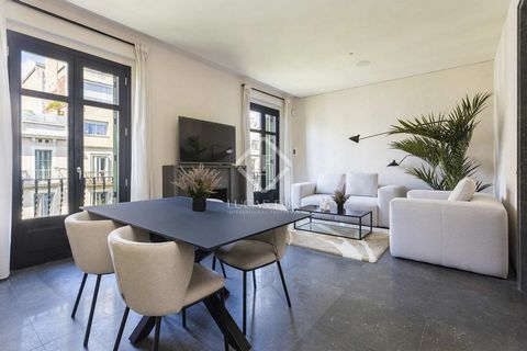 This excellent duplex penthouse, measuring 155 m², occupies the fourth and fifth floors of a newly renovated building at the heart of Barcelona, centrally located in Eixample Left, near Plaça de la Universitat and Plaça de Catalunya. This modern dupl...