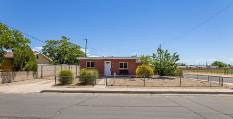 Welcome to this beautiful updated home! Featuring 2 bedrooms, 2 living areas, and a versatile bonus room. Roof, stucco, windows, doors, and tankless water heater installed in 2020. Decorative tile in the kitchen and bathroom and laminate flooring thr...