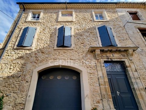 A VENDRE, à 10 minutes de Pézenas, une maison vigneronne d'une surface plancher de plus de 400m², dont 252m² habitables, avec garage et terrasse. Nichée dans une petite rue du village de Roujan, cette maison vigneronne est une très belle opportunité,...