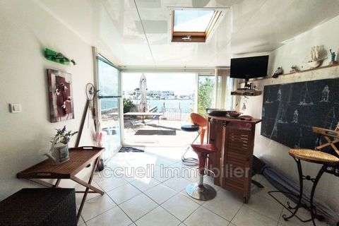 Marina P3 quiet garden level with private pontoon and adjoining parking. Very good condition, sold furnished, terrace of approximately 35 m². Pier 3.2 x 12 m, garden shed. Separate toilet, fitted kitchen with central island, bathroom with shower. Dou...