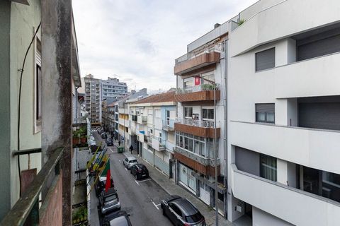 3-storey building in full ownership, susceptible to independent use. Land area 139m2, implantation area of 80m2. With approx 215m2 of total gross private area and 25m2 of total dependent gross area, consisting of 3 apartments, one per floor. Building...