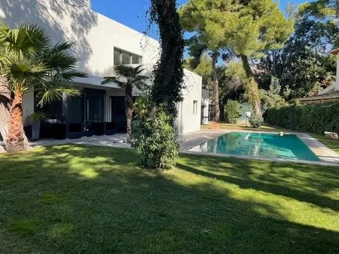 Eingebettet in Kifissia, Attika, definiert diese moderne 950 m² große Residenz auf einem 1600 m² großen Grundstück Luxus neu. Mit einem üppigen Garten, einem Pool und einem Aquarium bietet es einen Ozean voller Komfort und Eleganz. Die Hauptebene umf...