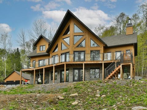 Nichée en montagne sur un terrain de 2 acres, découvrez cette lumineuse construction Timber Bloc répartie sur 3 étages. Idéalement situé à quelques minutes des pentes de ski, golfs, restaurants et du centre-ville de St-Sauveur, cette propriété d'insp...