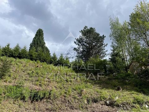 Building plot in a quiet residential area. 20 minutes' walk from the centre of Chamonix, with shops, bus and train services nearby. Possibility of building a chalet with a floor area of 165 m2. Services at the edge of the plot. Low to moderate flood ...