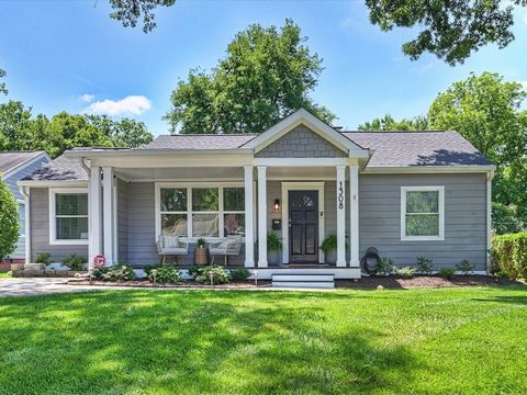 Incredible opportunity to live in Selwyn Park! Enjoy the best of all worlds while living on a quiet neighborhood street tucked up against the expanding Little Sugar Creek Greenway, yet within walking distance to Park Selwyn Terrace Shopping Center; H...