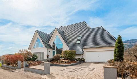 Wunderschöne prestigeträchtige Villa, mit einem atemberaubenden Blick auf die Berge, in einer Sackgasse, absolute Ruhe. Einfamilienhaus, Baujahr 1999, 202 m2 Wohnfläche, auf 10,57 Ar Grundstück, Möglichkeit zum Wohnen auf einer Ebene. Die Villa beste...