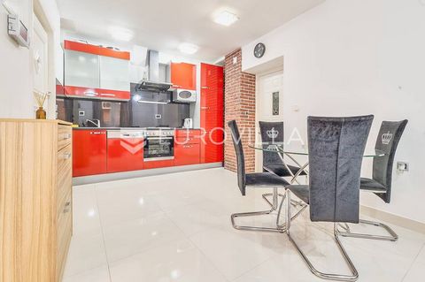 Centar, Grahorova, functional two-room apartment with a closed area of 43 m2 with its own courtyard entrance on the ground floor of a well-maintained building. It consists of: entrance area, living room, kitchen and dining room, bedroom and bathroom....