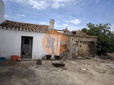 Ruined houses to be rebuilt in Sentinela - Azinhal - Castro Marim - Algarve. There are three articles. Two houses and a rustic plot of land located in the urban area of Sentinela. Nº 1 House - Land with 122.90 m2 with a covered area of 63.30 m2. Nº 2...