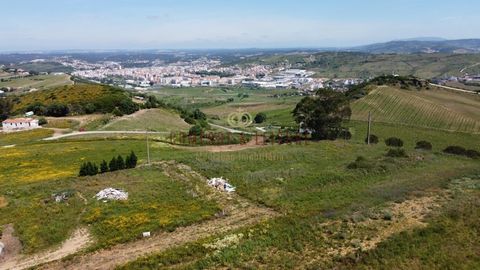 4 LOTS de terrain à construire à Serra da Vila. Avec une vue impressionnante à 360º sur tout l'horizon. Le projet architectural a été APPROUVÉ par la Municipalité de Torres Vedras. Venez voir cet espace charmant et construisez la maison de vos rêves....