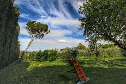 Questo agriturismo è a Colle di Val d'Elsa, in un borgo medievale proprio nella zona delle colline del Chianti. Il borgo è formato da varie case rustiche e un giardino. La piscina è circondata da un solarium e da un prato con gelsi, pini, querce e ci...