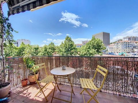 NICE GARIBALDI - In front of the media library with a 180° view of the future green corridor. Come and discover this superb and large 2-room apartment with a terrace and a very nice luminosity due to its western exposure. Close to the Place du Pin an...