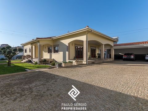 House in Ribeirão, located in the municipality of Famalicão, is a unique opportunity for those looking for a spacious house, well located and with a lot of amenities. This villa, was built on a plot of 802m2, has a basement, ground floor, garden and ...