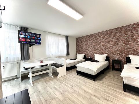 Entdecke unser neu eingerichtetes Apartment im Herzen der Stadt! Genieße den Komfort von WLAN und die unschlagbare Lage nur 3 Minuten zu Fuß von der nächsten U-Bahn-Station entfernt. Perfekt für Stadtliebhaber und Pendler!