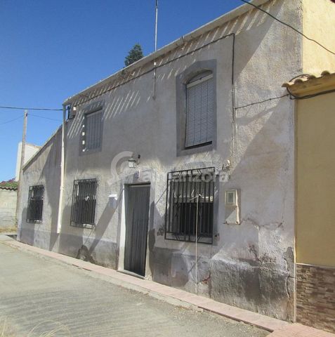 Se vende un espacioso Cortijo de dos plantas en el pueblo de La Alfoquia, aquí en la provincia de Almería. El Cortijo en la planta baja tiene al entrar un área de recepción con un salón y un dormitorio doble conectado a la izquierda. Al lado del dorm...