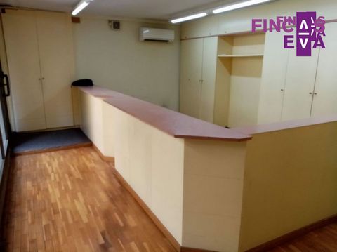 LOCATION CURRENTLY RENTED. YOU PAY 1,100EUR PER MONTH. It is located in Eixample Esquerra, one minute from Gran Via les Corts Catalanes and 10 minutes from Plaza España on foot. We have the Rocafort stop less than a minute away. You enter this place ...