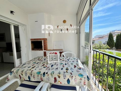 Certificado Energético: 2CGNZL8X7Cute and larger apartment located in the Salatar area, in Roses. More than 80 m² are distributed in functional and well-equipped ways in the double exterior living areas, a complete independent bath with shower and an...