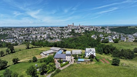 Seize the opportunity: Rural real estate complex at the gates of Rodez. This old farmhouse, in a quiet area, at the end of a dead-end street, is made up of a main dwelling house renovated in 2014, two barns, each with an operational planning certific...