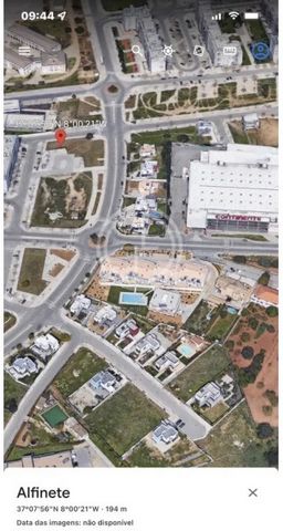 Terrain à bâtir à Loulé, situé près du supermarché Continente, dans une zone de nouvelles urbanisations. Très proche du centre de Loulé et de tous les services. Ce lot permet la construction de 8 appartements T3 plus sous-sol. Superficie totale du te...