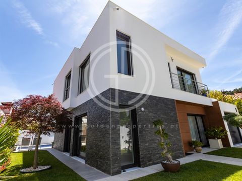 Superb 4-bedroom house with pool, jacuzzi and garage, just 2 km from the famous Fonte da Telha beach. This elegant, modern house features an open-plan living and dining room decorated with refinement. The living room has a bioethanol fireplace and a ...