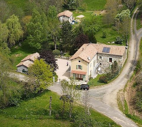 Bienvenue dans cet ancien moulin de 174 m², situé sur une parcelle arborée de 3 948 m². Cette propriété exceptionnelle, rénovée avec des matériaux de haute qualité, allie charme authentique et confort moderne, offrant, ainsi, un cadre de vie paisible...