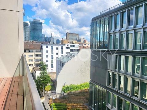 Bem-vindo ao coração do Europaviertel de Frankfurt, onde o estilo de vida urbano e o design moderno se encontram. Este extraordinário apartamento maisonette oferece-lhe um ambiente de vida que é inigualável. Com uma mistura harmoniosa de estilo moder...