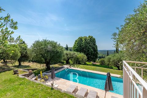 In einer ruhigen und grünen Umgebung auf einem Grundstück von 2452m2, mit herrlichem Blick auf die Landschaft und das Meer dahinter, eine Villa von ca. 180m2 , derzeit 2 Wohnungen und ein separates Gästestudio. Das Haus ist durchgehend renovierungsbe...