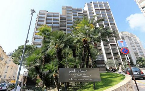 Las oficinas tienen vistas al jardín en la parte trasera del edificio ABC del Park Palace. Las ventanas orientadas al sur se benefician de un amplio espacio libre que permite la luz solar. El local cuenta con varios espacios amueblados: la entrada ac...