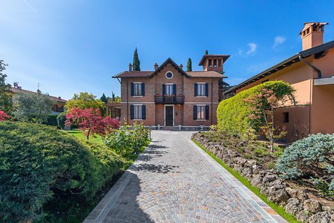 In Roè Volciano, this fabulous property set in a stunning private park is very reminiscent of London style. In fact, the red brick material is the hallmark of the English architectural style. The Main Villa is spread over four levels: On the ground f...