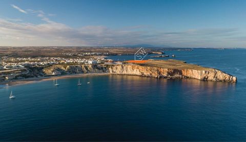 Terreno a Baleeira de Sagres con una superficie di 40.933,66 m2, con un progetto approvato per l'assegnazione di 76 ville (63 unità di tipologia T3 e 13 unità di tipologia T4) con una superficie totale di costruzione di 19.963,49 m2. Posizione privil...