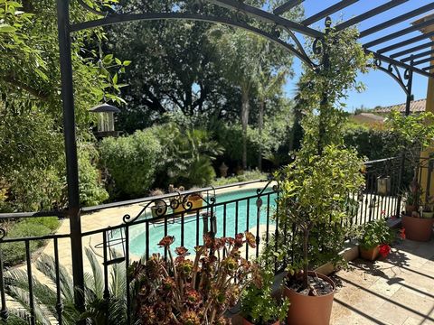 Located in a quiet and residential area of Hyères, a few minutes by car from the city center, beaches, major roads, airport and TGV station. Also close to schools, colleges, sports facilities and shops, this recent villa is very pleasant to live in. ...