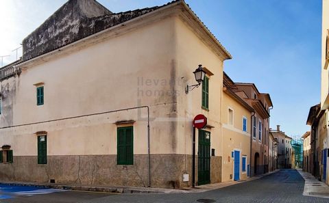 Maison de deux étages située au coin de la rue dans le centre de Sant Llorenç des Cardassar. Le village est situé dans la partie orientale de Majorque, près de la ville de Manacor, des plages de Cala Millor, du port de plaisance de Portocristo, et av...