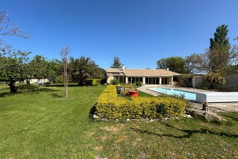 This property located on the edge of the building zone only 4KM from the ducal city of UZES with a breathtaking view of the Duchy ensures absolute tranquility. Located on a plot of 3000m2 fully fenced and not overlooked. The single-storey house offer...